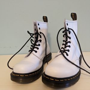 WOMENS Doc Martens Combat Boot Size 41. Womens size 10.